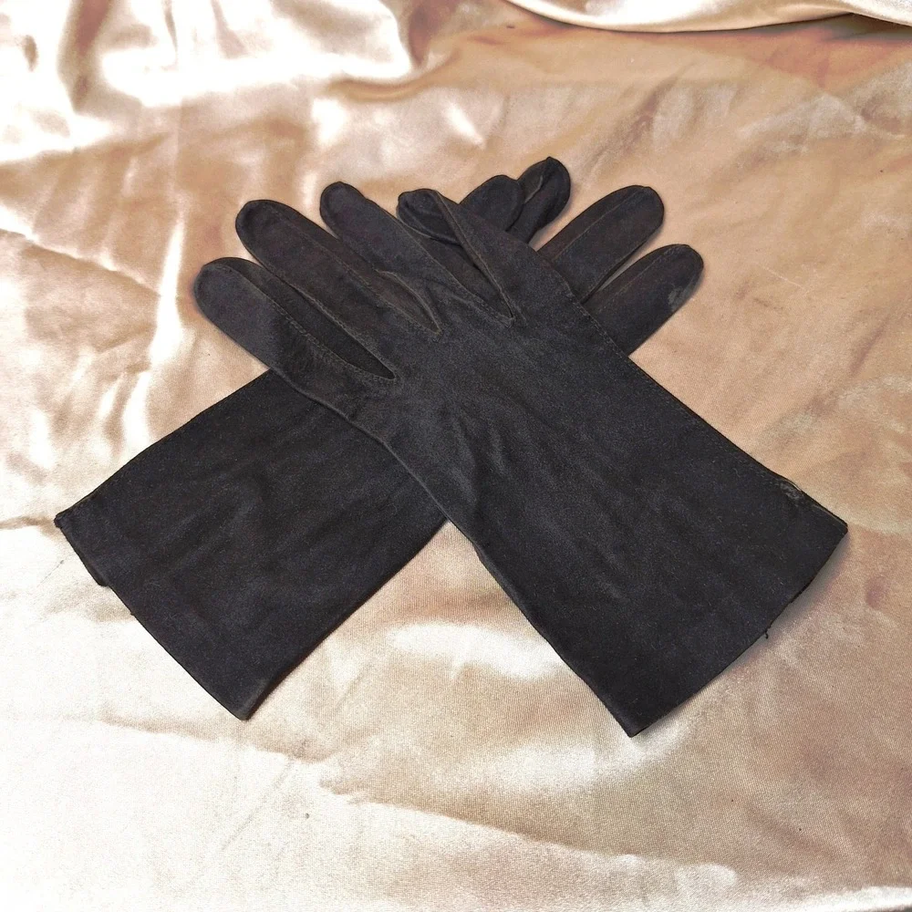 Elegant Women's black Kislov Suede gloves wth white‎ cuff trim and chain Size 7